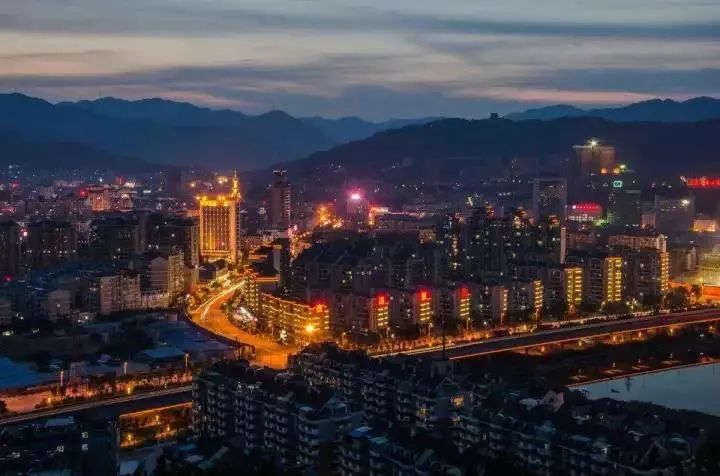 阜阳vs南昌夜景直播视频,两座城,两种夜,一场屏幕里的烟火人间 阜阳vs南昌夜景直播视频,两座城,两种夜,一场屏幕里的烟火人间